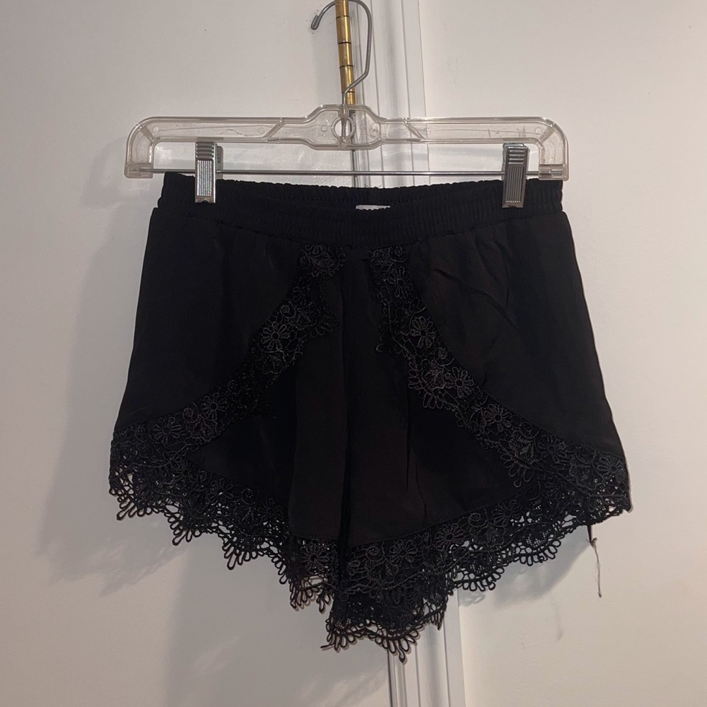 BLACK FLOWY SHORTS 🖤